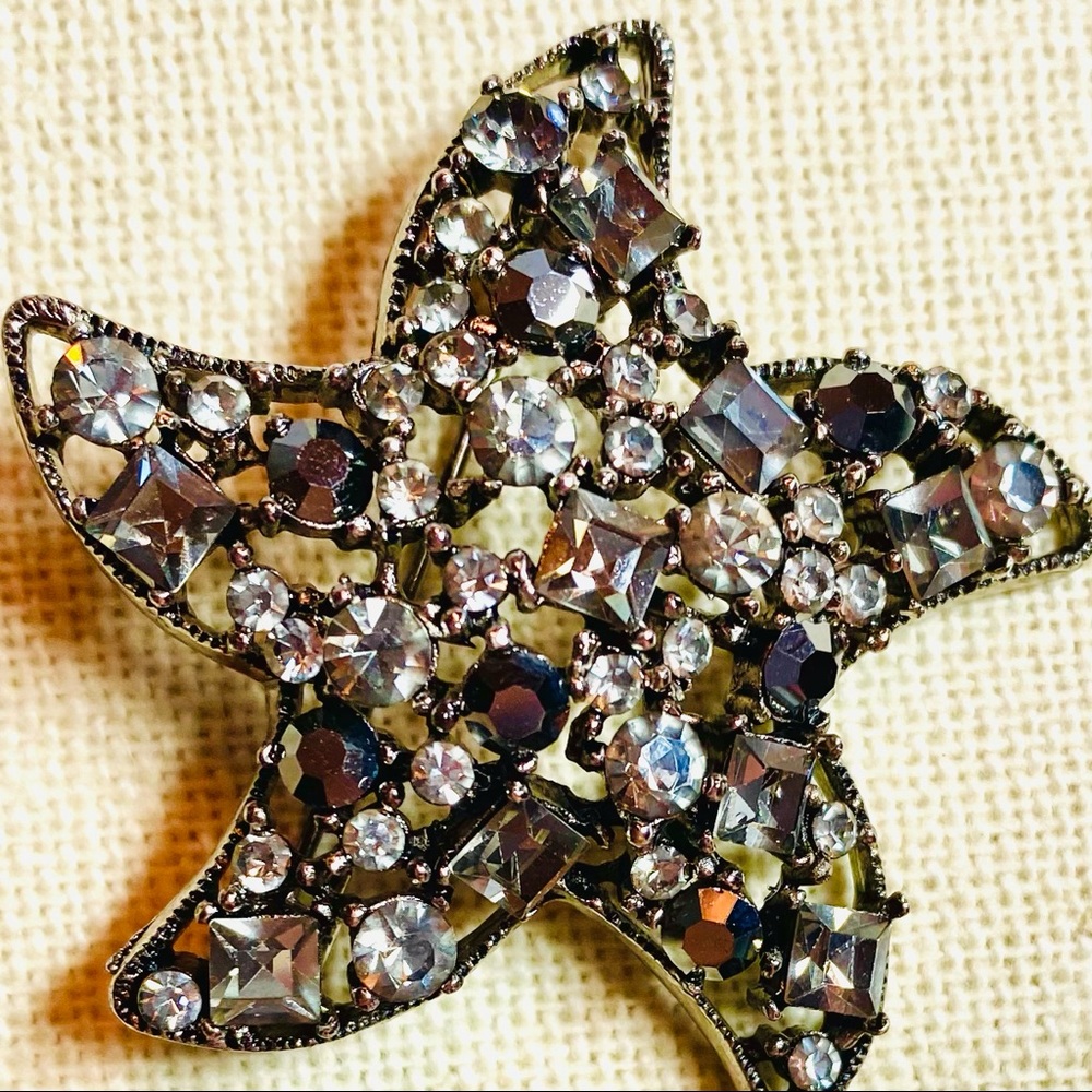 Vintage Silver tone w/gray stones starfish Brooch.